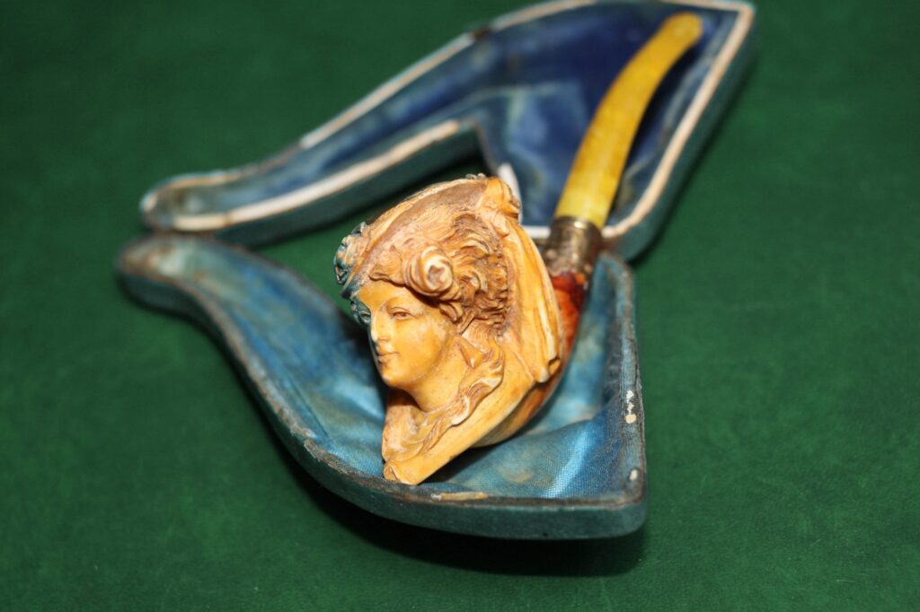 Als Tabakhändler besass Samuel natürlich ein Vorzeigeexemplar einer Pfeife aus Meerschaum (Sepiolith)